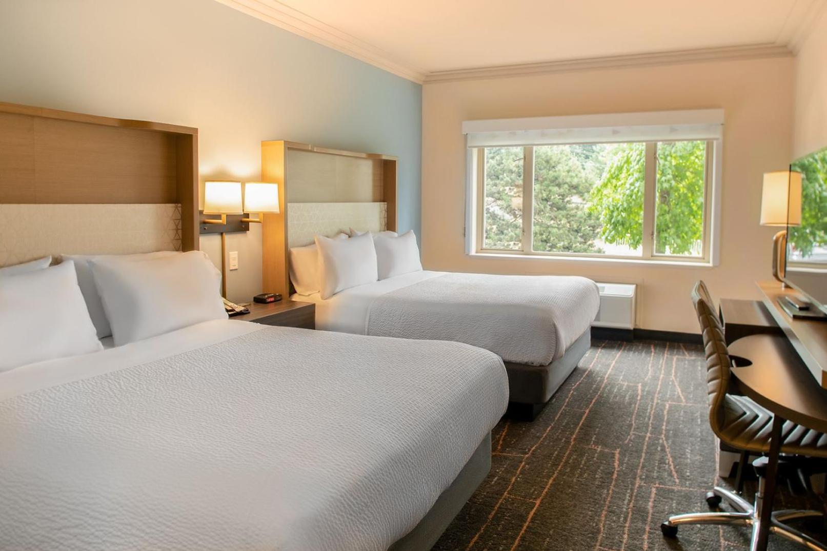 Holiday Inn Victoria - Elk Lake By Ihg Saanich Bagian luar foto